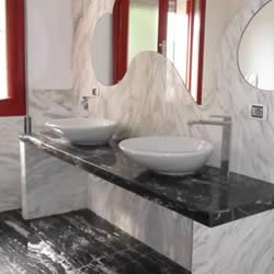 Bagno rivestito in marmo